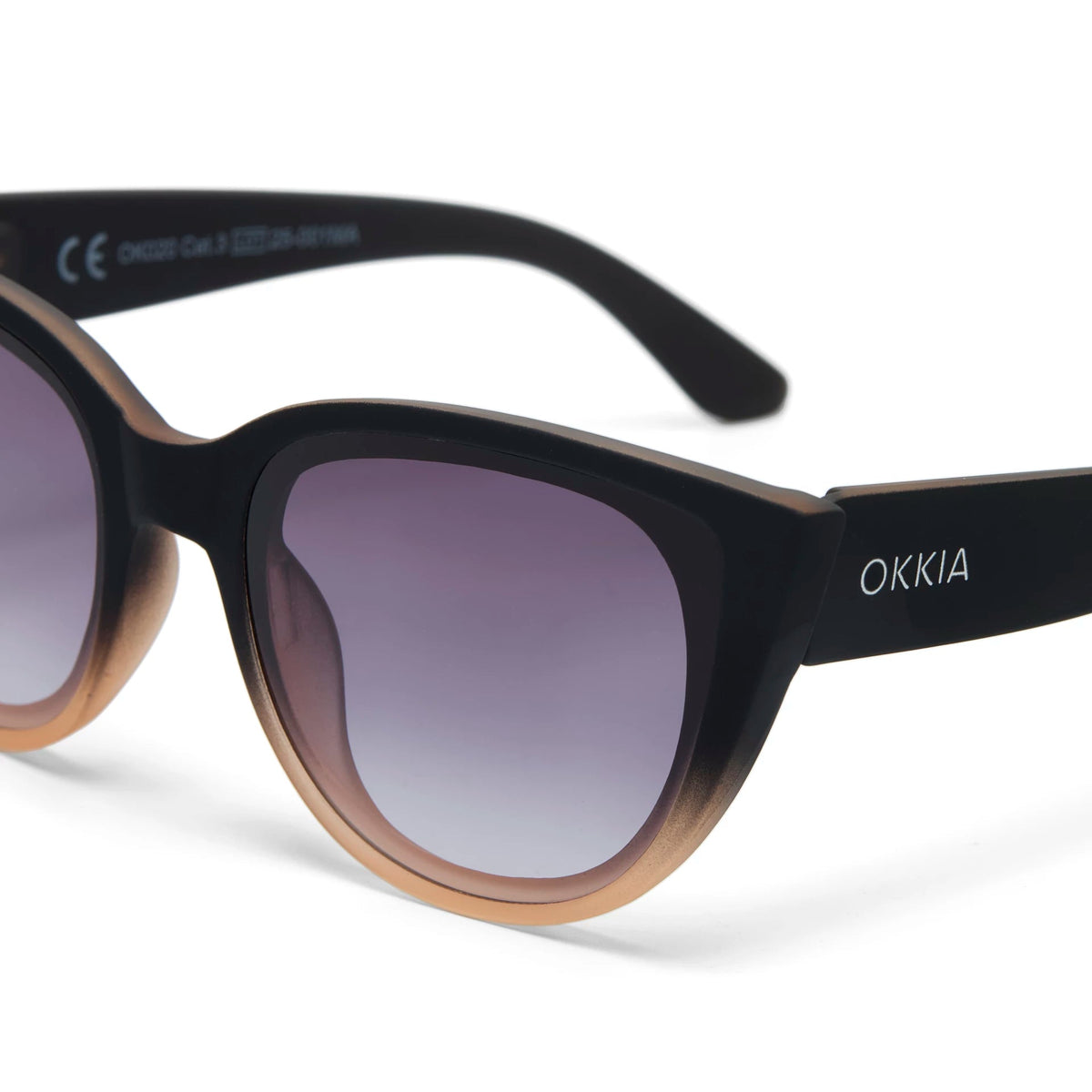 Óculos de sol GRINE OKKIA Claudia estilo cat eye em acetato preto com degradê rosa e lentes escuras polarizadas