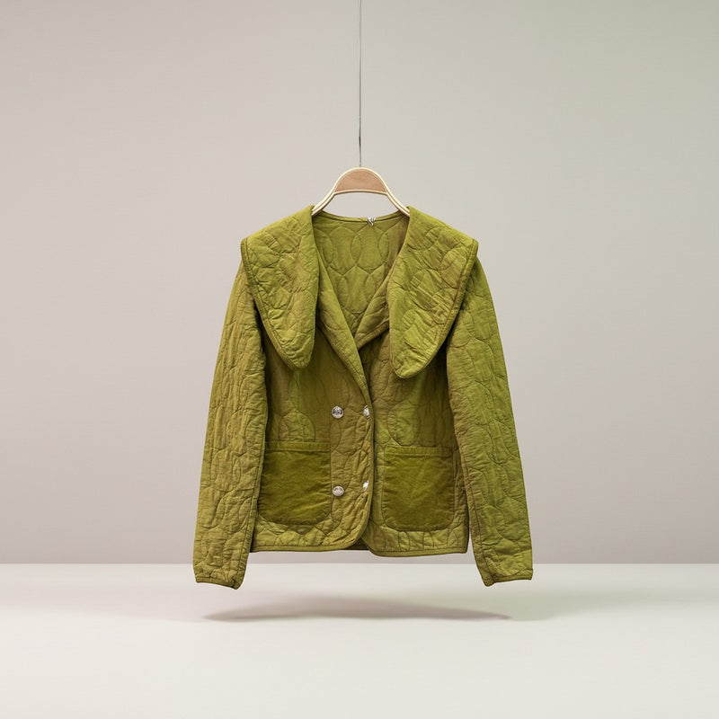 GRINE short quilted jacket in olive green with a large collar, two faux pockets, and decorative buttons.
