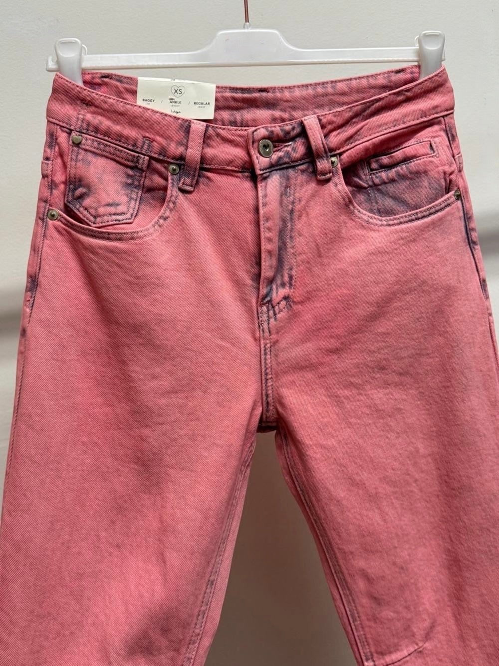 GRINE pink baggy ankle jeans in denim with a washed-out effect and regular fit.