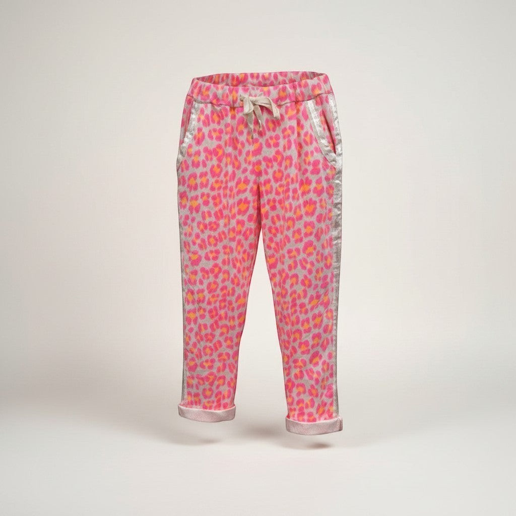 GRINE pink leopard print jogger pants with elastic waist and drawstring, made of cotton with stretch. Features side pockets and cuffed hems.