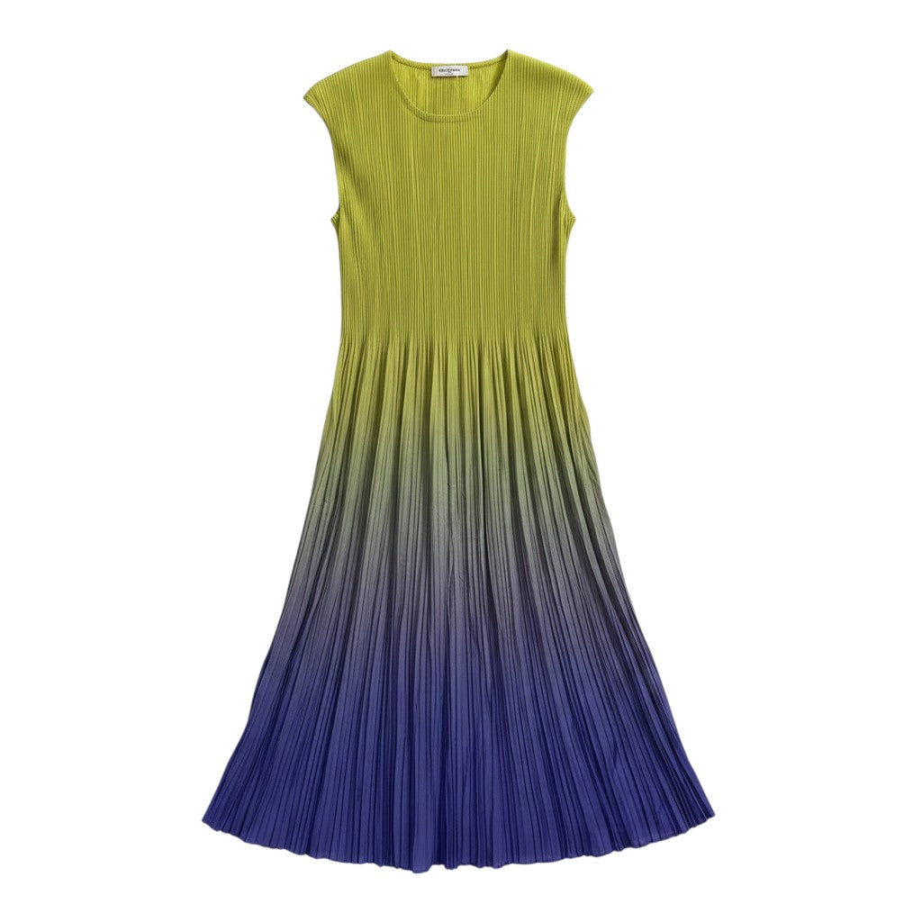 GRINE long pleated dress with a yellow to purple gradient effect, sleeveless with a slight shoulder structure.