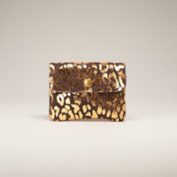 Porta-moedas GRINE em camurça castanha com padrão animal print dourado e fecho de botão metálico