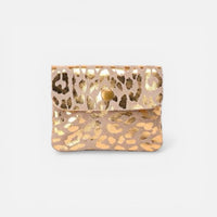 Porta-moedas GRINE em camurça bege com padrão animal print dourado e fecho de mola metálico