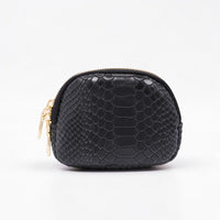 Porta-moedas GRINE em pele preta com textura croco e fecho de correr dourado, formato compacto e elegante.