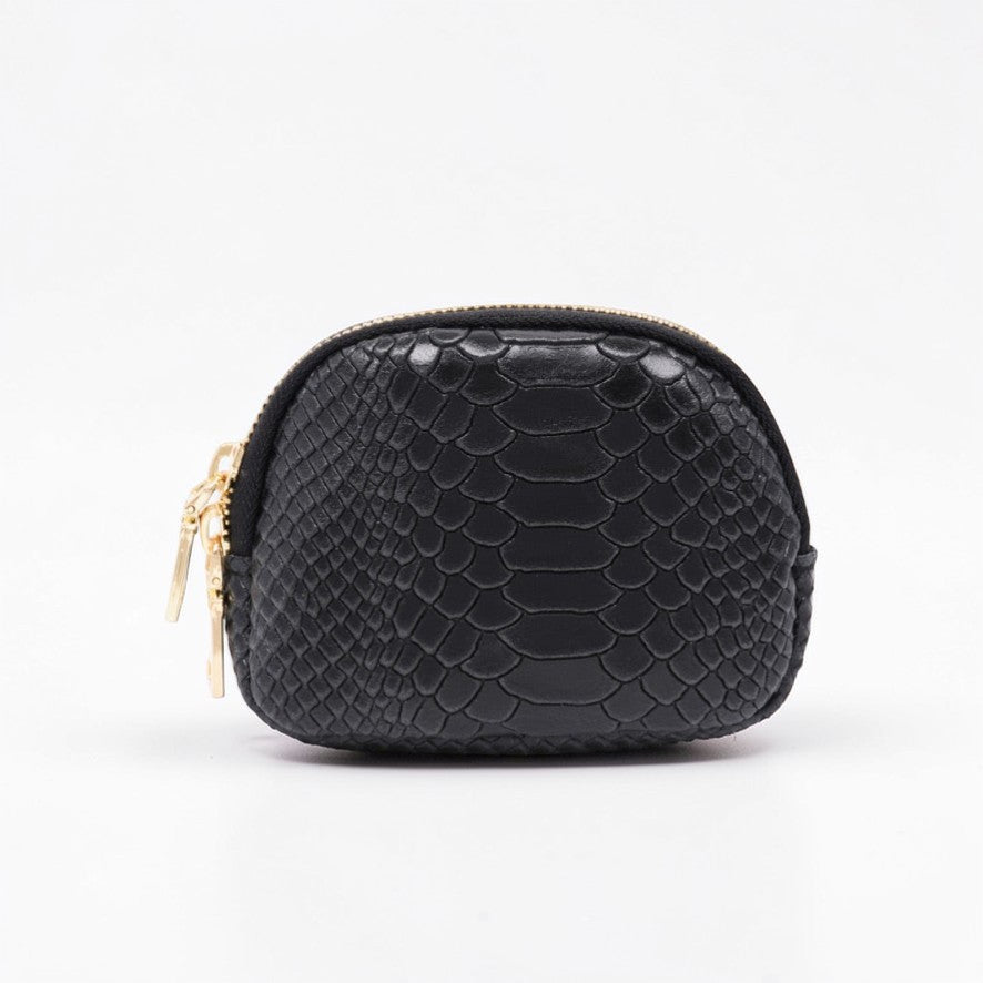 Porta-moedas GRINE em pele preta com textura croco e fecho de correr dourado, formato compacto e elegante.