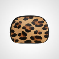 Porta-moedas GRINE em pele com padrão leopardo e fecho de correr preto, formato compacto e elegante.