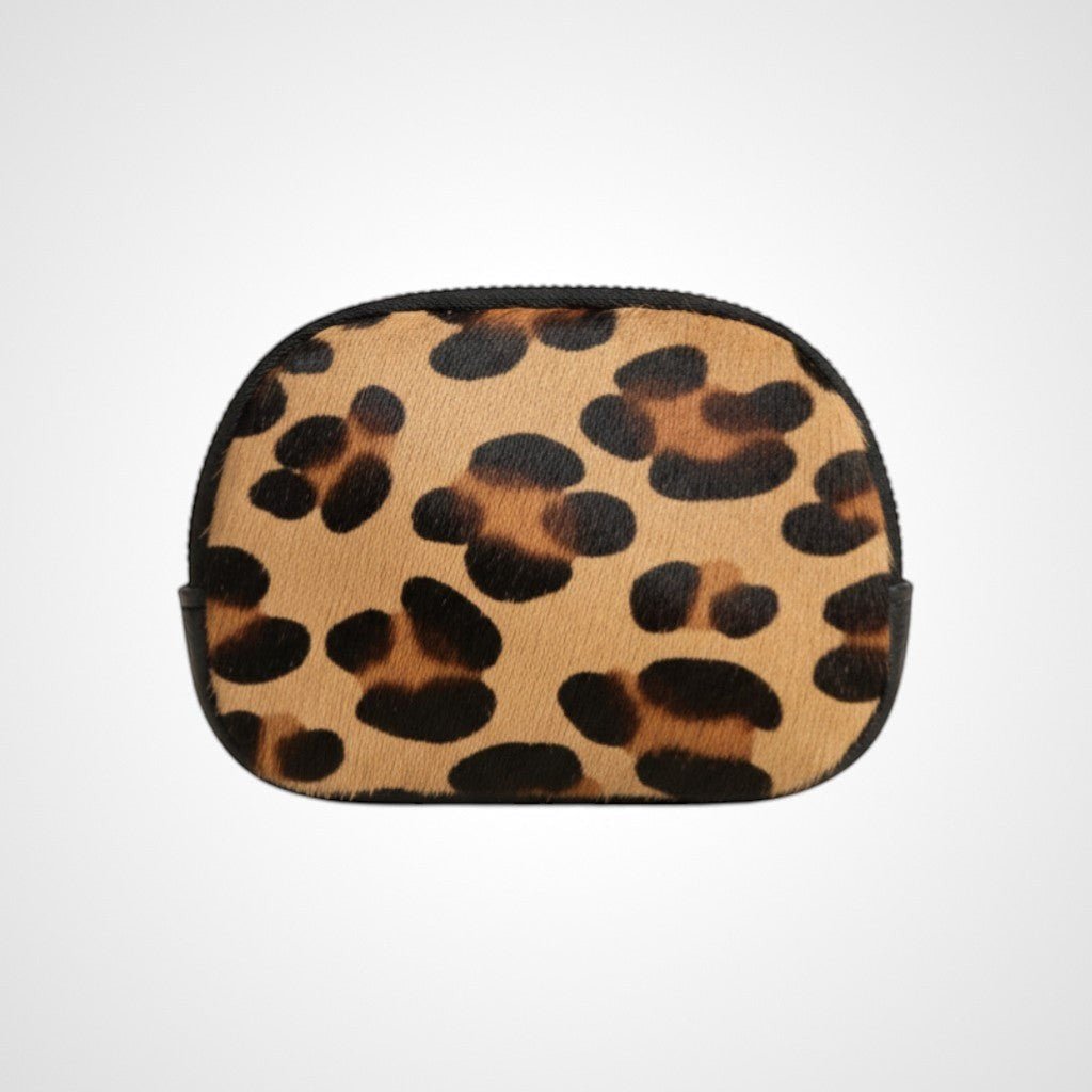 Porta-moedas GRINE em pele com padrão leopardo e fecho de correr preto, formato compacto e elegante.