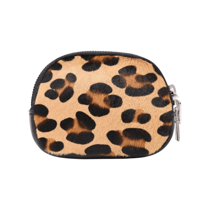 Porta-moedas GRINE em pele com padrão leopardo e fecho de correr, formato compacto e elegante.