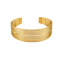 Pulseira GRINE em aço inoxidável dourado com design de linhas paralelas e acabamento polido ajustável.