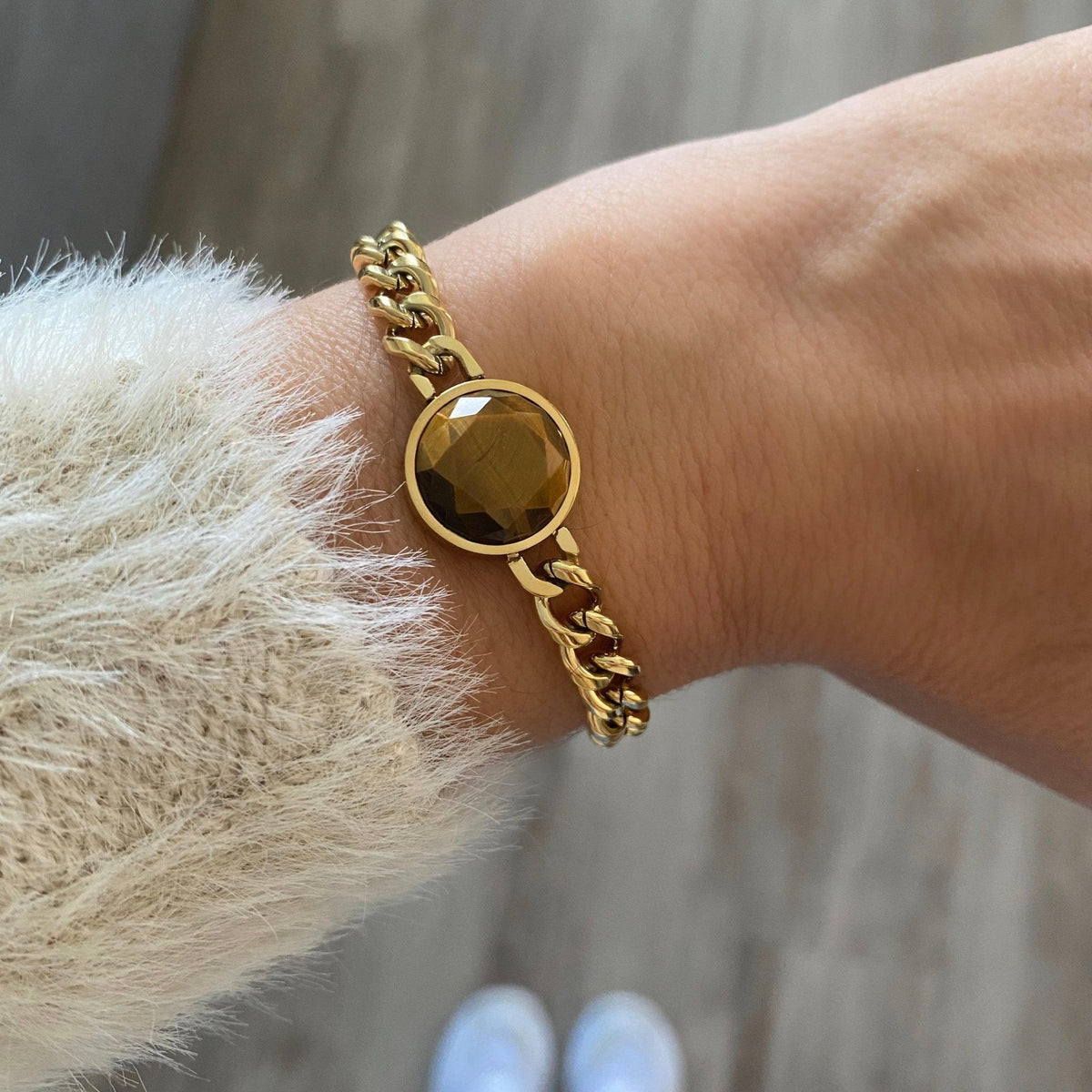 Pulseira GRINE de malha em aço inoxidável dourado com pedra castanha redonda no pulso
