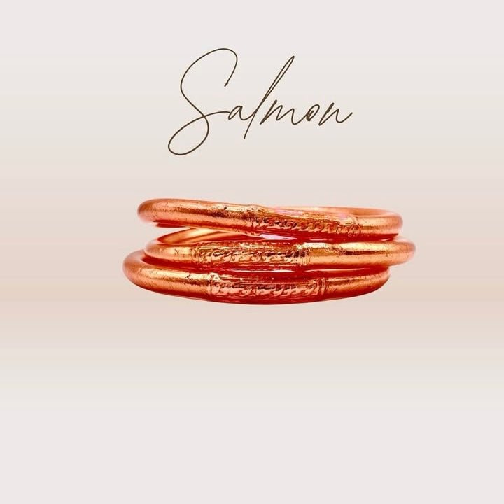 Pulseira GRINE cor salmão feita à mão com folha de ouro e conector de cobre com mantra budista de sorte e proteção