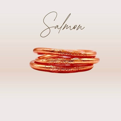 Pulseira GRINE cor salmão feita à mão com folha de ouro e conector de cobre com mantra budista de sorte e proteção