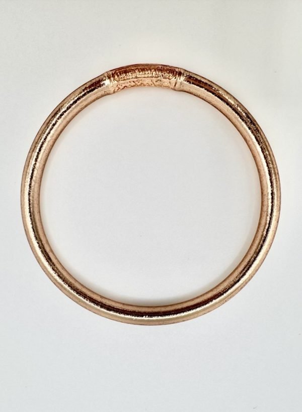 Pulseira GRINE artesanal budista em tom dourado com folha de ouro e conector de cobre gravado com mantra de sorte