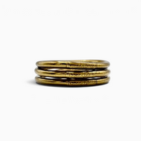 Pulseira GRINE artesanal budista dourada com folha de ouro e conector de cobre gravado com mantra de sorte e amor