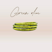 Pulseira GRINE artesanal budista em tom verde azeitona com folha de ouro e conector de cobre com mantra gravado