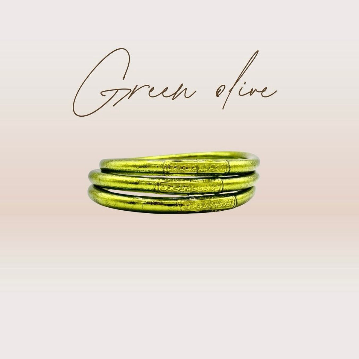 Pulseira GRINE artesanal budista em tom verde azeitona com folha de ouro e conector de cobre com mantra gravado