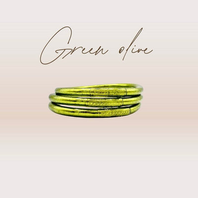 Pulseira GRINE artesanal budista em tom verde azeitona com folha de ouro e conector de cobre com mantra gravado