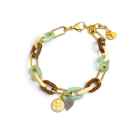 Pulseira GRINE de corrente em aço inoxidável dourado com elos de acrílico verde, castanho e bege e pendente de trevo.