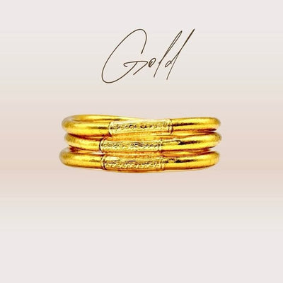 Pulseira GRINE artesanal budista dourada com folha de ouro e conector de cobre gravado com mantra de sorte e amor.