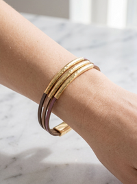 Pulseira Funky GRINE em pele sintética e metal dourado com fecho magnético no pulso