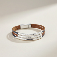 Pulseira Funky GRINE com tiras de pele sintética azul e castanha e detalhes em liga de zinco martelada com fecho magnético