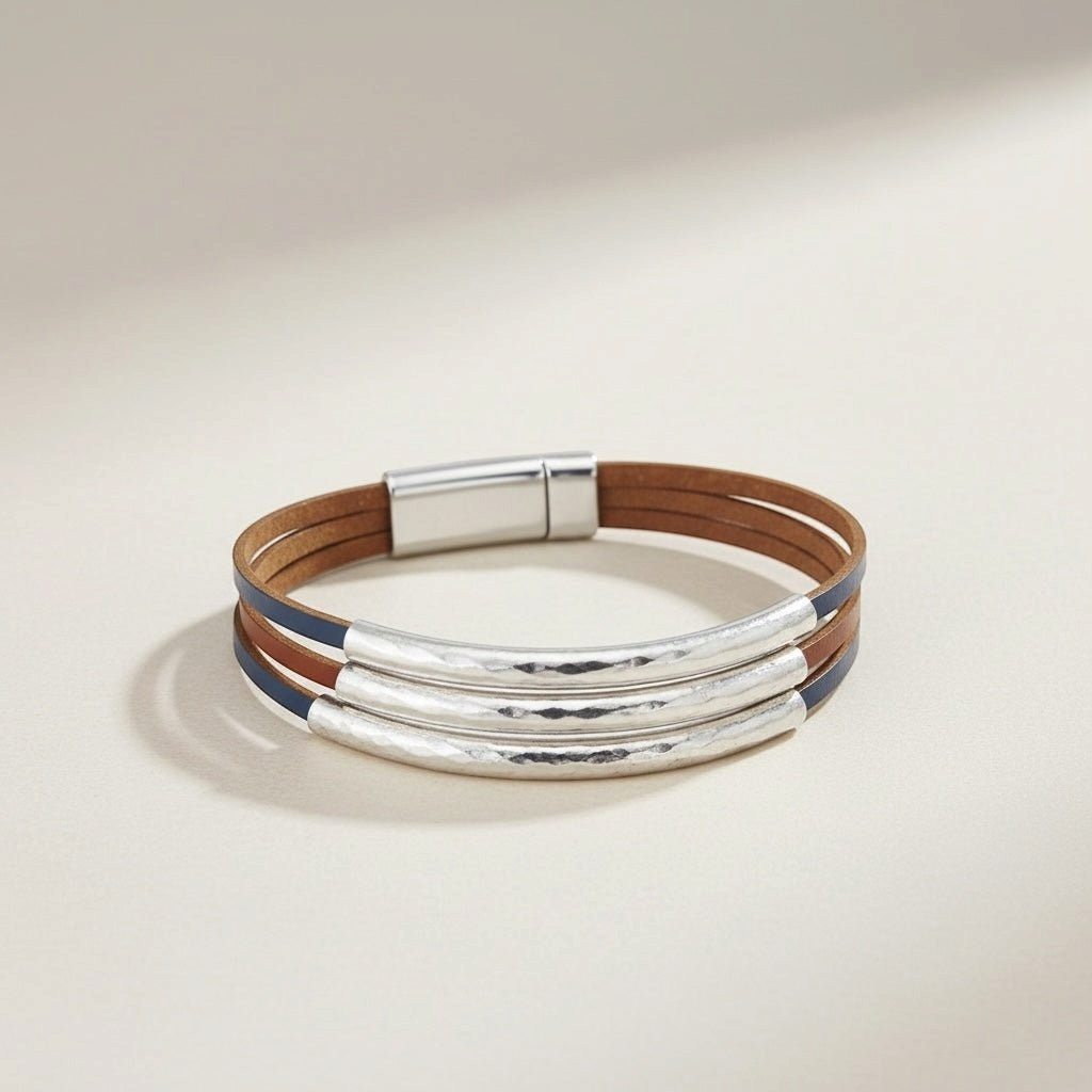 Pulseira Funky GRINE com tiras de pele sintética azul e castanha e detalhes em liga de zinco martelada com fecho magnético