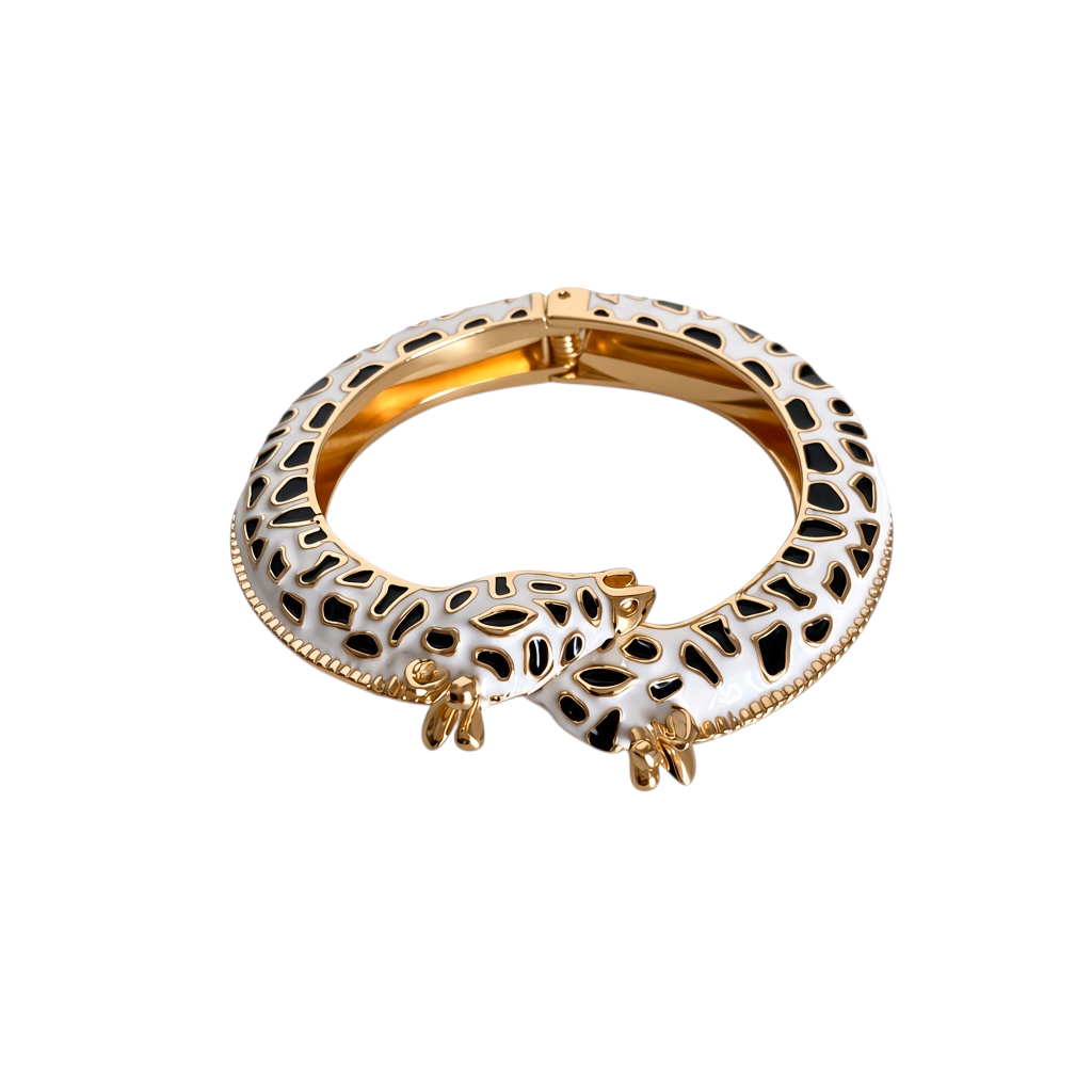 Pulseira rígida GRINE com padrão de girafa em esmalte preto e branco e abertura de mola em cobre dourado.