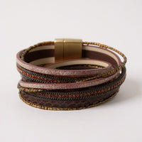 Pulseira Grizzly da GRINE com duas voltas, tons castanhos, detalhes em missangas e fecho magnético dourado.