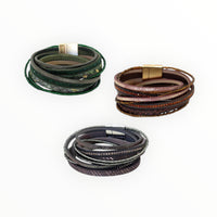 Pulseiras GRINE modelo Grizzly com duas voltas, fecho magnético e detalhes em pedrarias, disponíveis em várias cores.