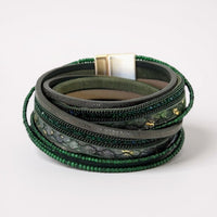 Pulseira Grizzly da GRINE com duas voltas, tons de verde, detalhes texturizados e fecho magnético hipoalergénico.