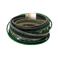 Pulseira Grizzly da GRINE com duas voltas, tons de verde, detalhes em pedraria e fecho magnético hipoalergénico.