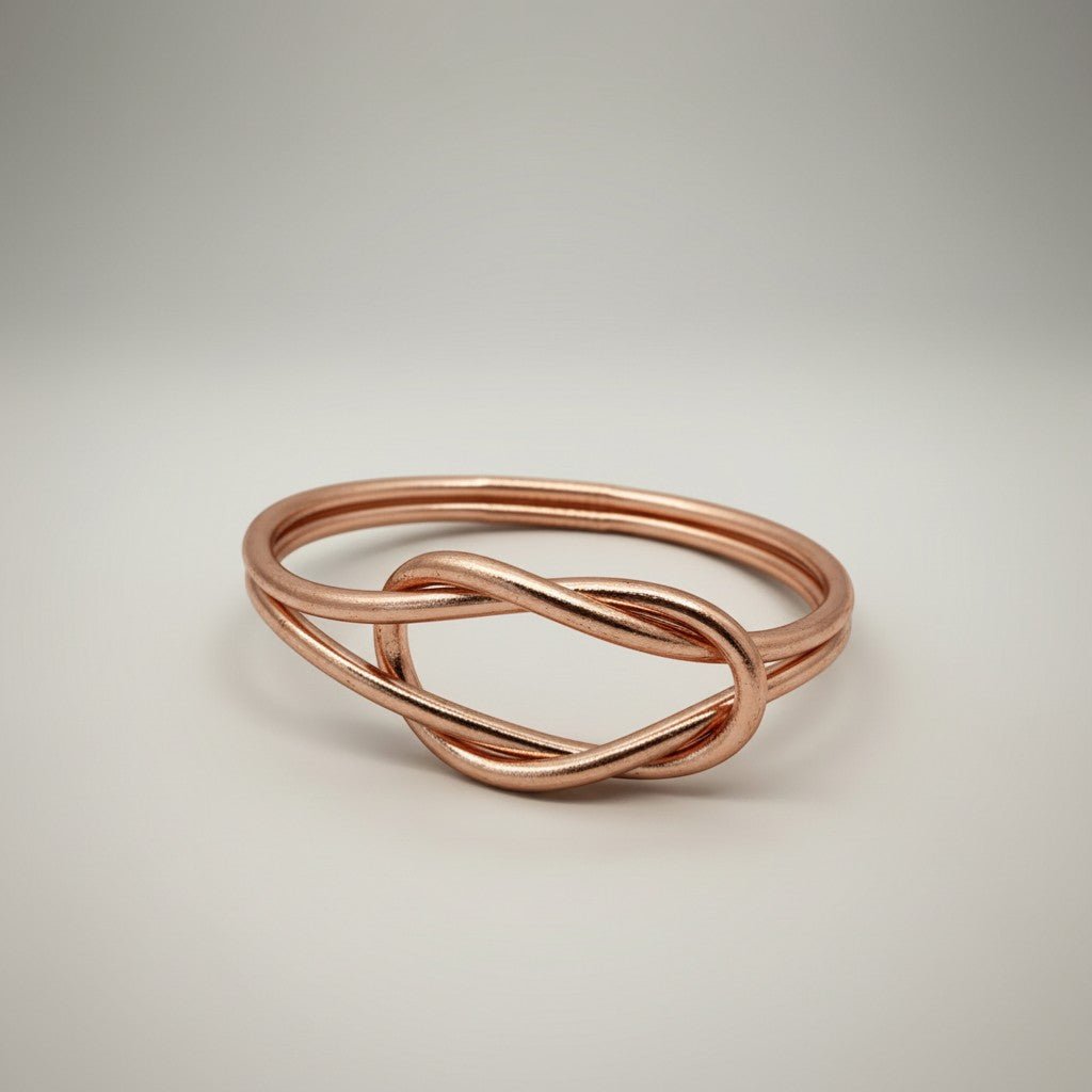 Pulseira Infinity GRINE flexível na cor champagne com conector de cobre em formato de nó, feita à mão.