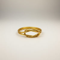Pulseira Infinity GRINE dourada flexível com conector de cobre gravado, design minimalista e impermeável.