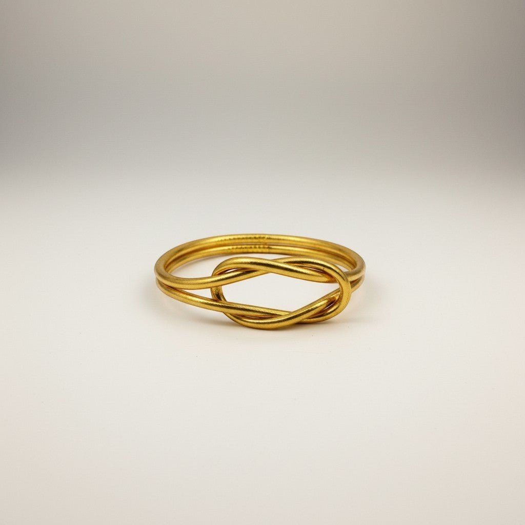 Pulseira Infinity GRINE dourada flexível com conector de cobre gravado, design minimalista e impermeável.