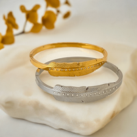 Pulseira Leaf GRINE em aço inoxidável dourado e prateado com detalhes em strass e design de folha ajustável