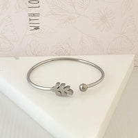 Pulseira rígida GRINE Leaf em aço inoxidável prateado com detalhe de folha e esfera nas extremidades