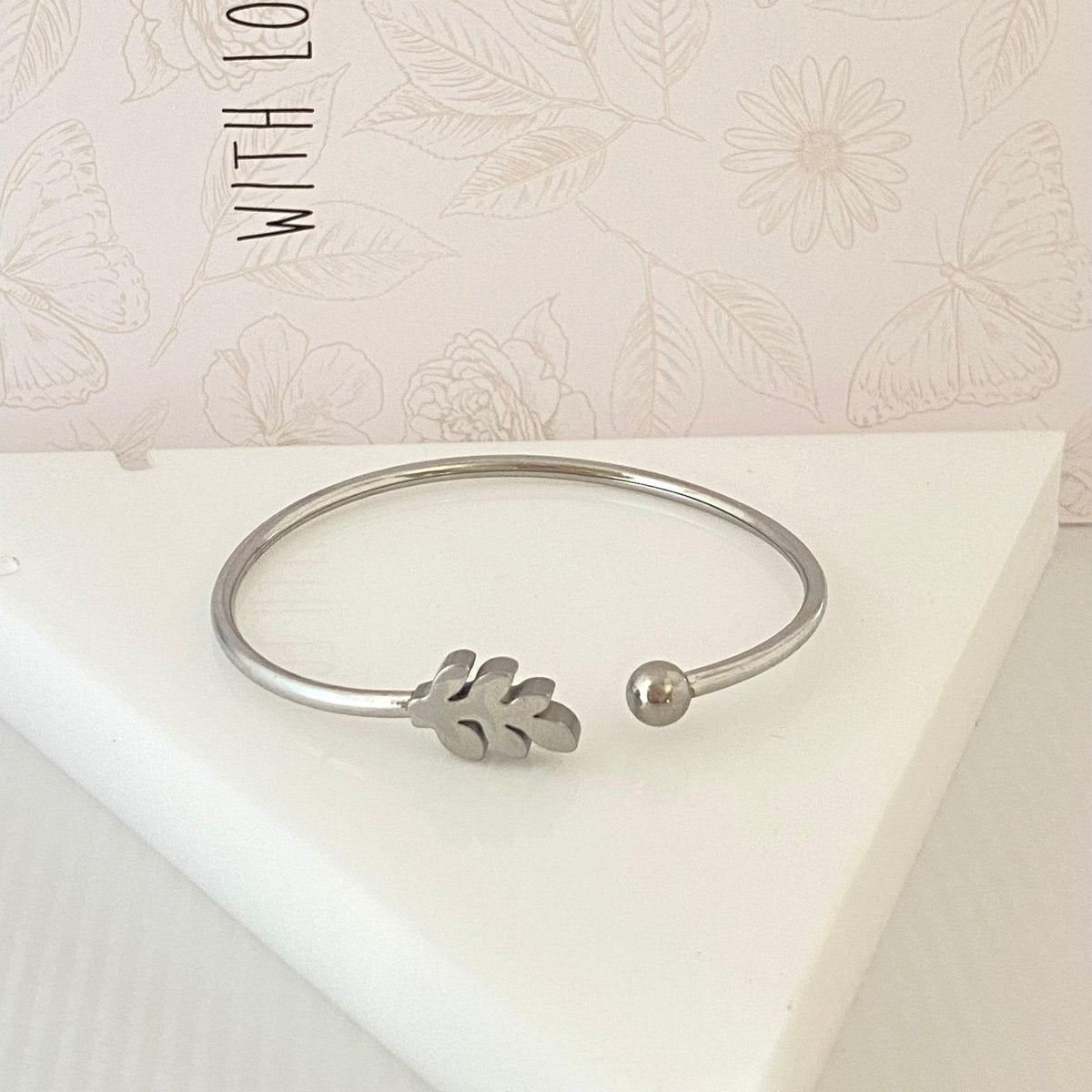 Pulseira rígida GRINE Leaf em aço inoxidável prateado com detalhe de folha e esfera nas extremidades