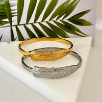 Pulseiras GRINE modelo Leaf em aço inoxidável dourado e prateado com detalhes em strass sobre base triangular