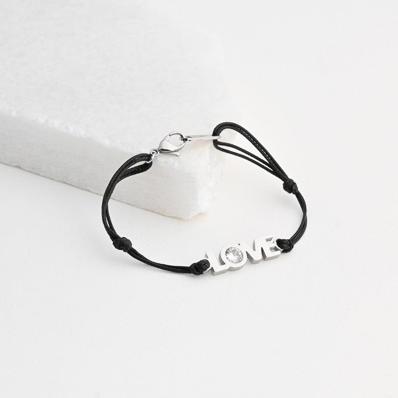 Pulseira GRINE LOVE preta em aço inoxidável com detalhe brilhante e fecho ajustável sobre base branca