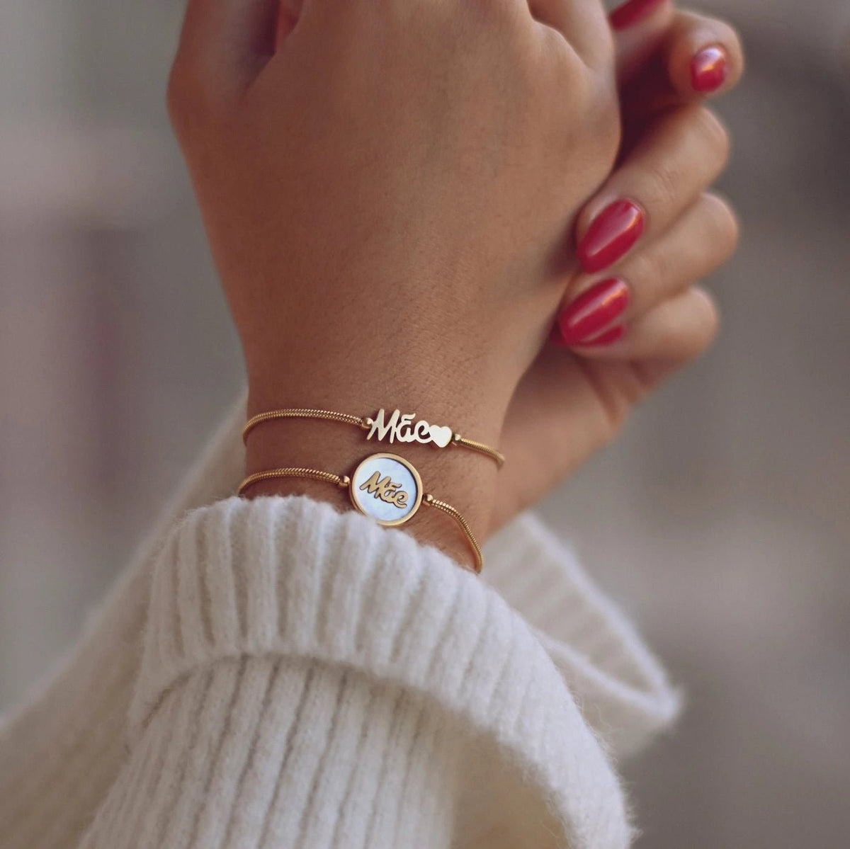 Pulseira GRINE ajustável em aço inoxidável com detalhe em madrepérola e a palavra Mãe gravada no pulso