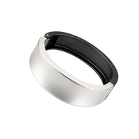 Pulseira rígida GRINE Olga bicolor em preto e prateado, feita de liga de zinco hipoalergénica com fecho de dobradiça.