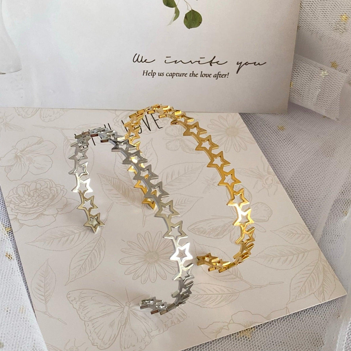 Pulseira GRINE Stars em aço inoxidável 304, disponível em dourado e prateado com design de estrelas ajustável.