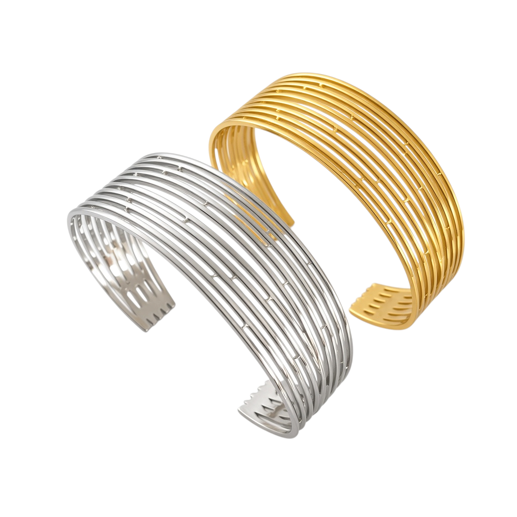 Pulseiras GRINE em aço inoxidável polido, uma prateada e uma dourada, com design de linhas paralelas ajustáveis.