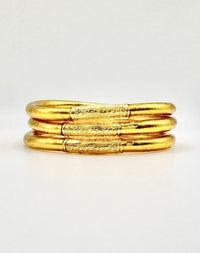 Conjunto de três pulseiras GRINE douradas com folha de ouro, feitas à mão com conector de cobre e mantra gravado.