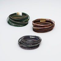 Pulseiras Grizzly da GRINE com duas voltas, fecho magnético e texturas variadas em tons de verde, castanho e cinzento.
