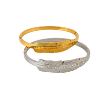 Pulseiras GRINE modelo Leaf em aço inoxidável dourado e prateado com detalhes de strass em formato de folha