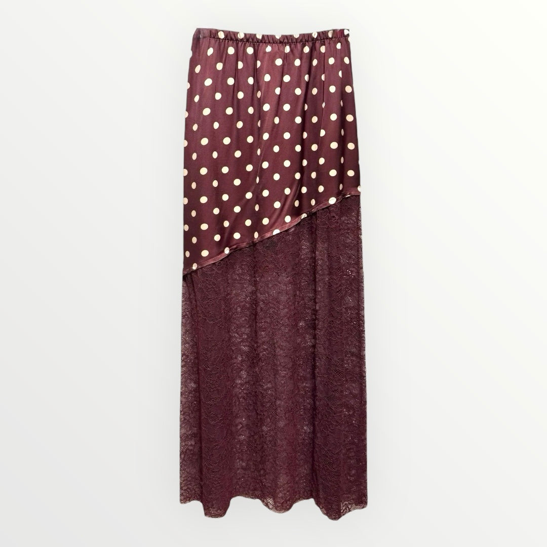 Saia comprida GRINE bordeaux com padrão de bolas e detalhe em renda, feita em viscose e nylon com cintura elástica.
