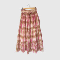 Saia comprida GRINE em algodão com padrão tie dye rosa e bege, cintura elástica com cordão e forro interior.