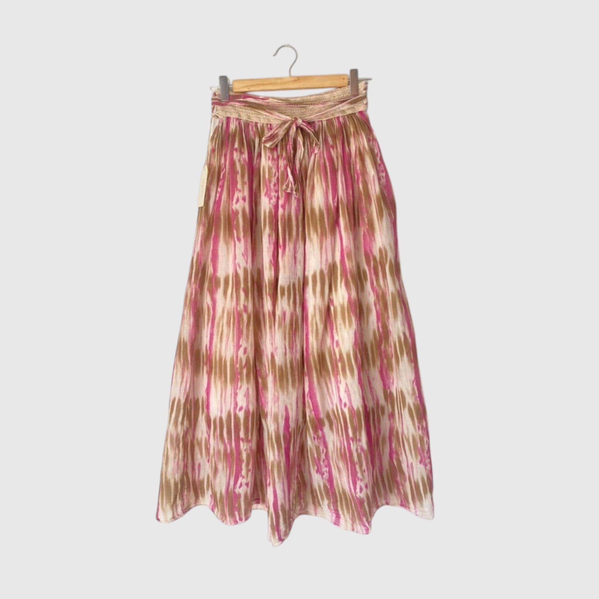 Saia comprida GRINE em algodão com padrão tie dye rosa e bege, cintura elástica com cordão e forro interior.