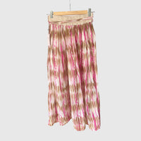 Saia comprida GRINE em algodão com padrão tie dye rosa e beige, cintura elástica e forro interior.